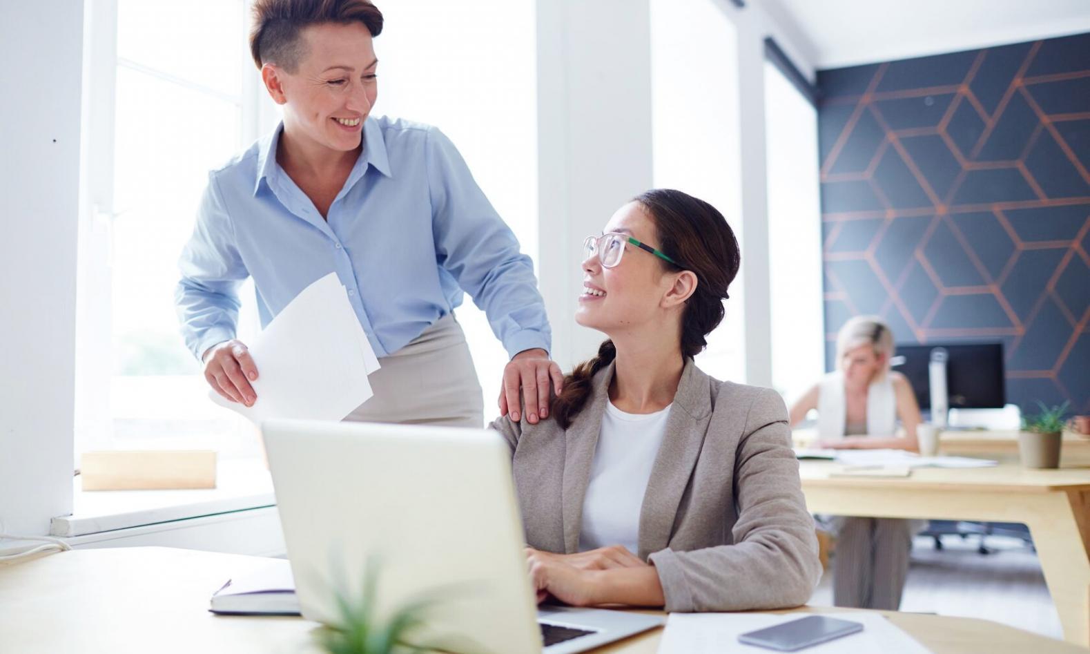 Professionelles Team bei der Zusammenarbeit im modernen Büro